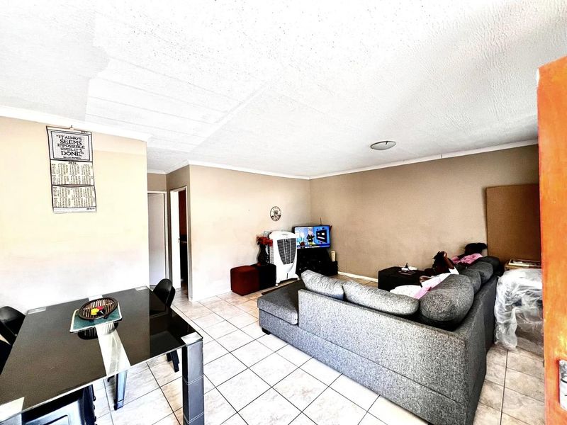 2 Bedroom Townhouse for Sale in Otjomuise - Photo 3