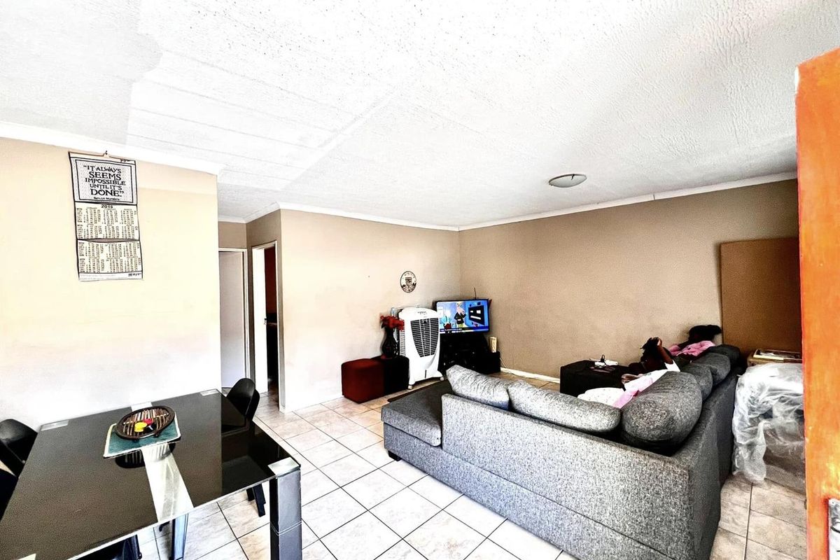 2 Bedroom Townhouse for Sale in Otjomuise - Photo 3