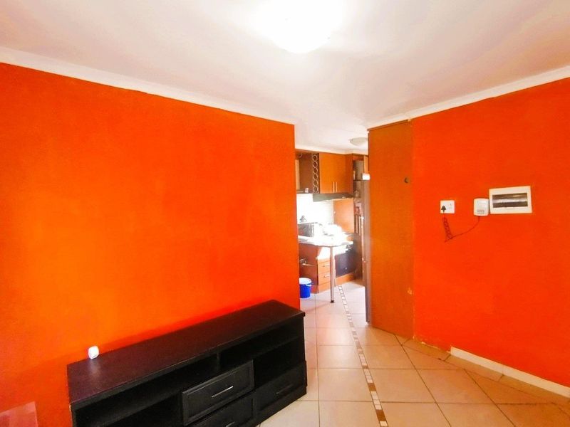 Charming 3-Bedroom Home in a Wonderful Neighborhood - Photo 9