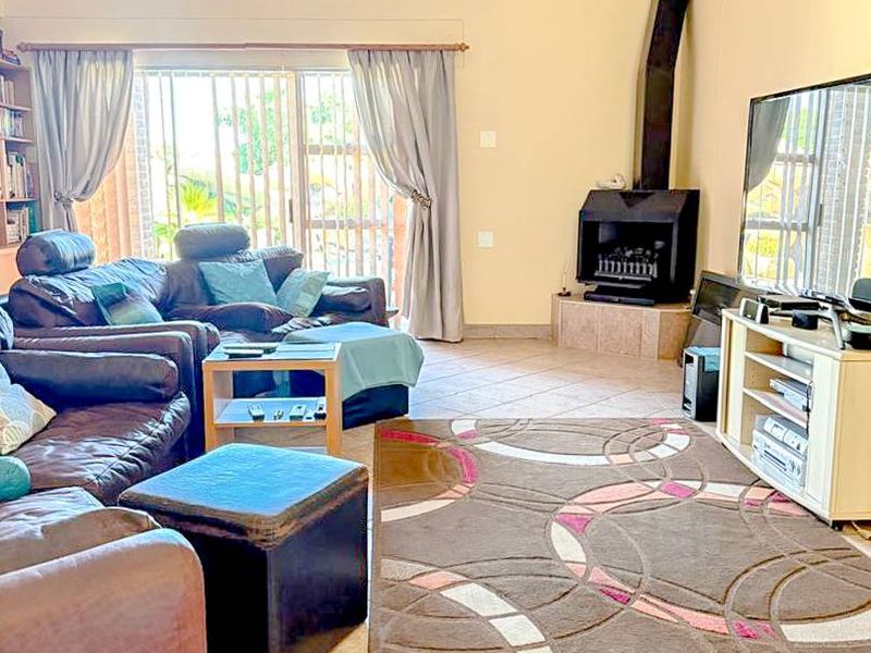 Grand Home For Sale in Klein Windhoek, Windhoek - Photo 9