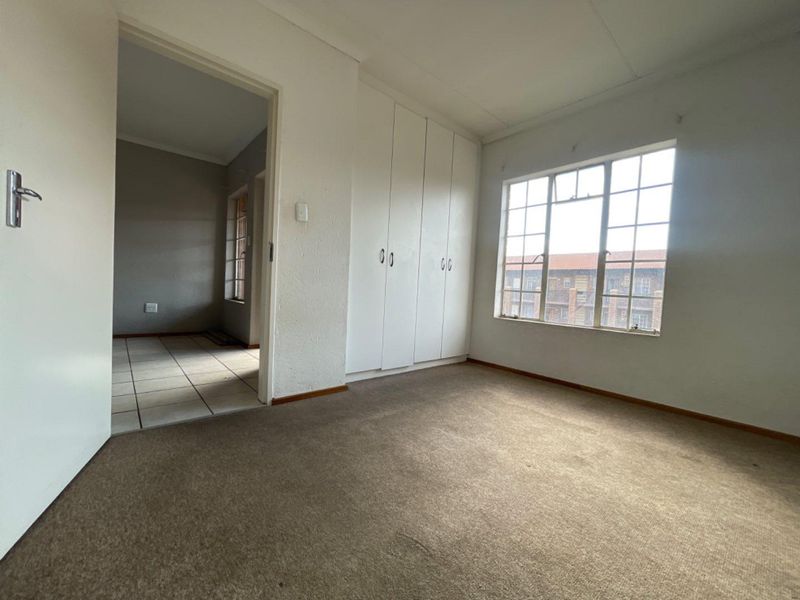 A stunning 2 Bedroom and 1 Bathroom Upstairs Apartment. - Photo 2