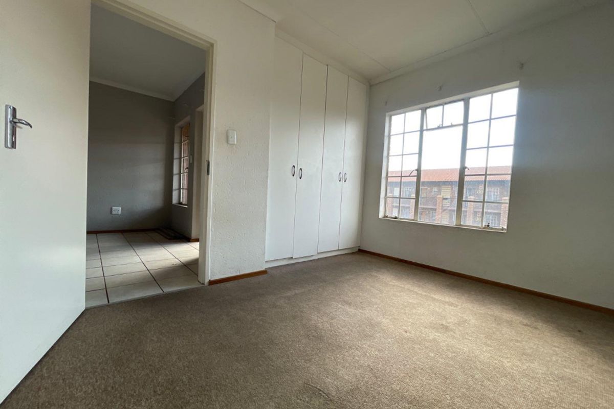 A stunning 2 Bedroom and 1 Bathroom Upstairs Apartment. - Photo 2