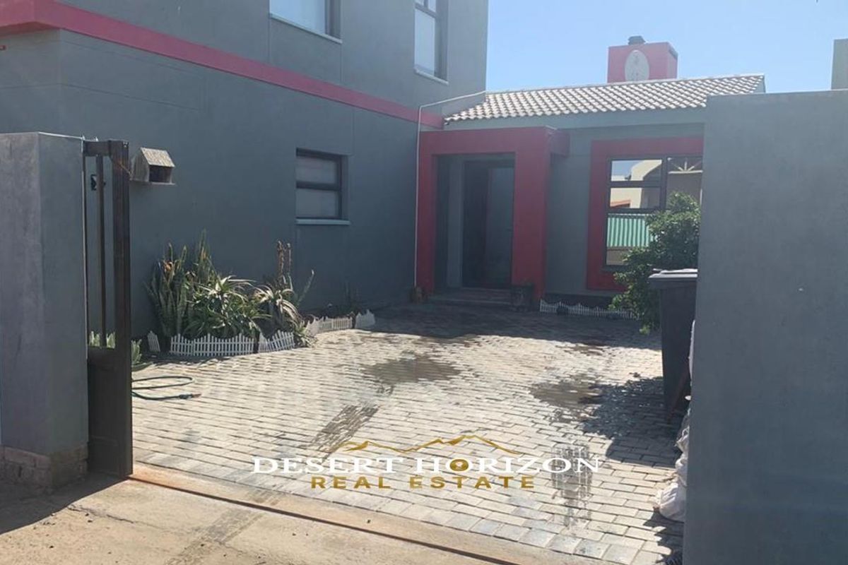 Walvisbay, Fairways | Cozy 4 Bedroom house for sale - Photo 2