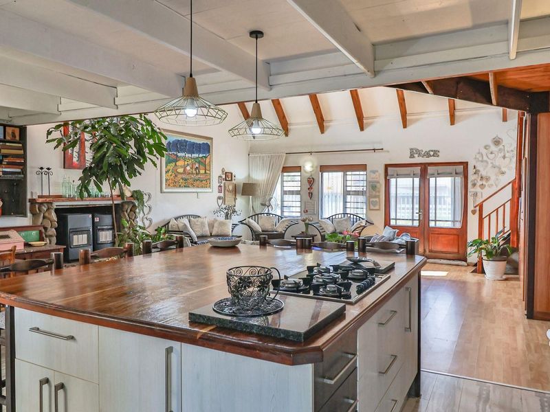 Family Home + Flatlet in Pretty Perlemoenbaai - Photo 6