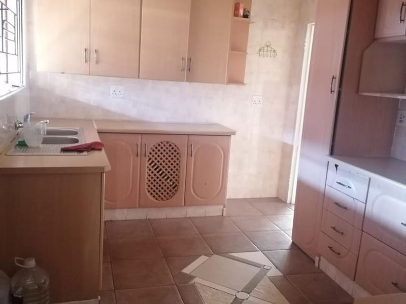 4 bedrooms house for sale in Soshanguve L - Photo 6