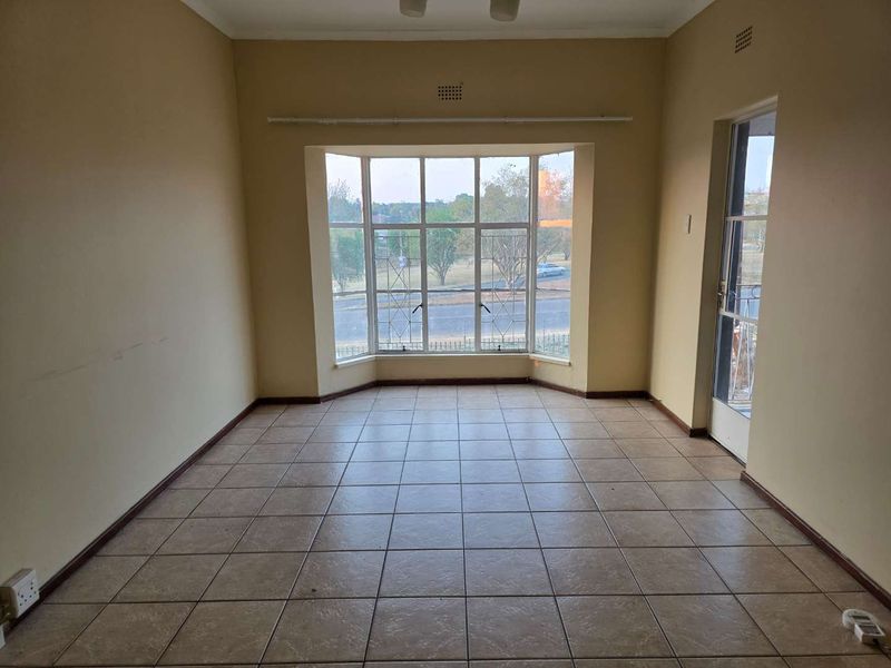 NEAT TOP FLOOR APARTMENT - Photo 7