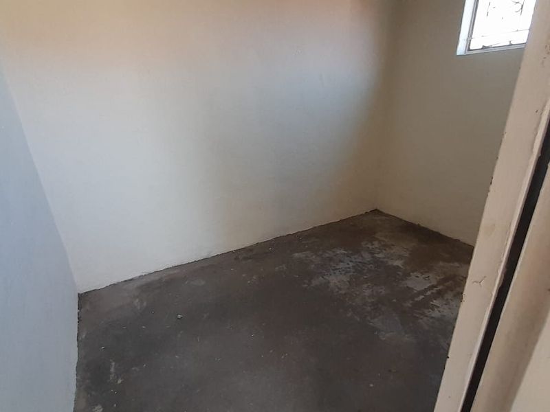 Lovely Glen Marais home in boomed area - Photo 6