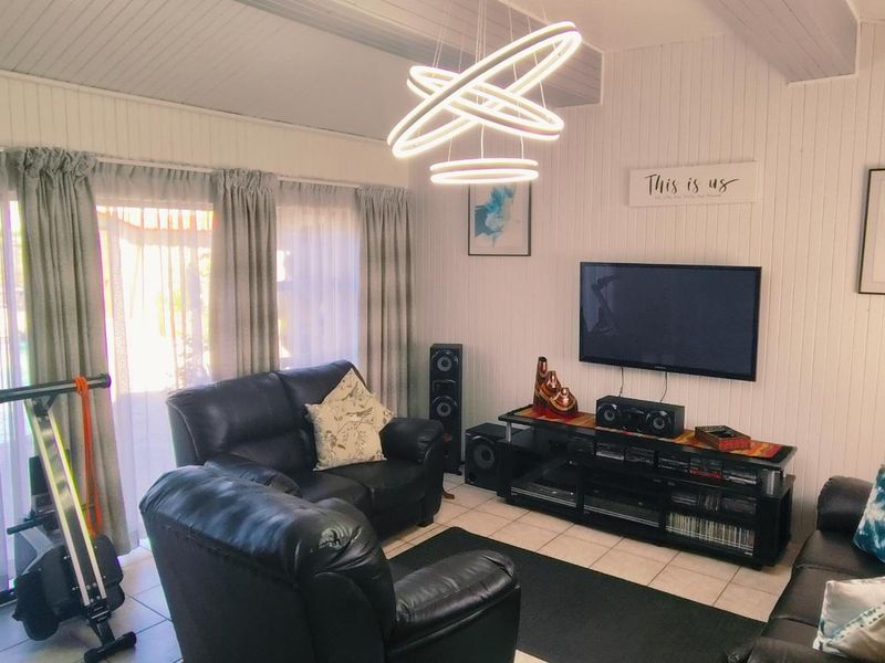 Neat 3 Bedroom Family Home in Prime area of Verwoerdpark with 3 bedroom Flatlet - Photo 3