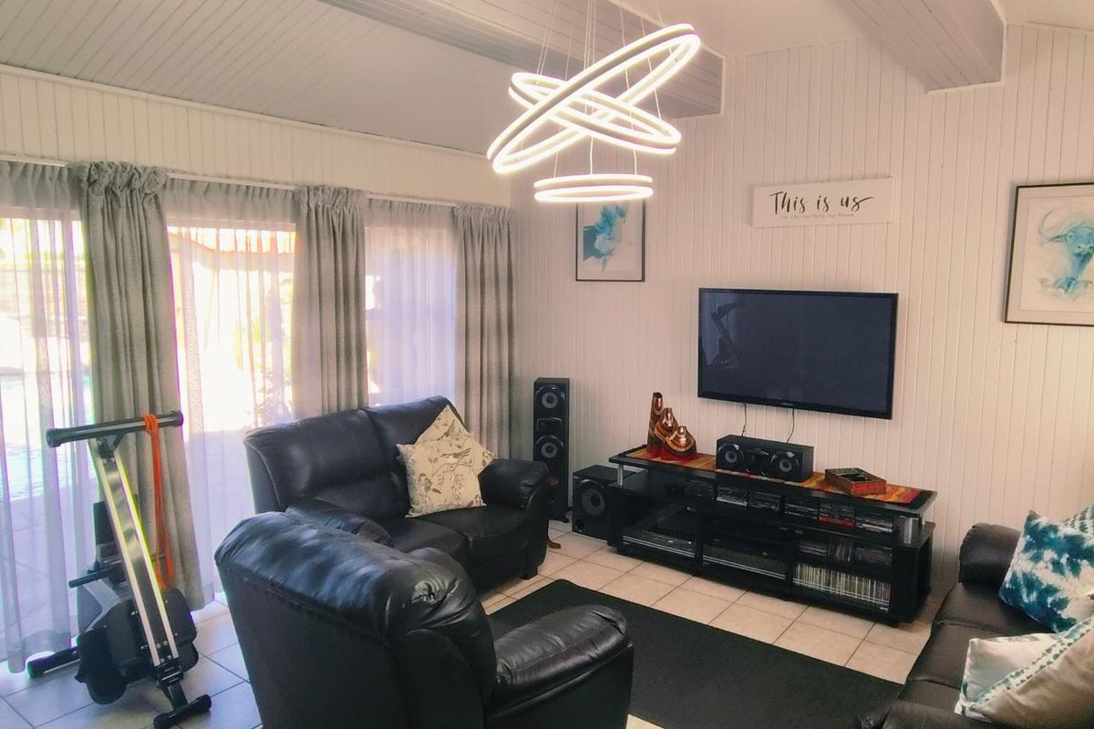 Neat 3 Bedroom Family Home in Prime area of Verwoerdpark with 3 bedroom Flatlet - Photo 3