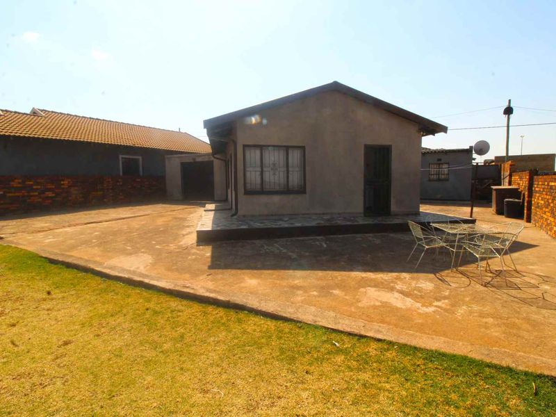 2 Bedroom House For Sale in Vosloorus - Photo 2