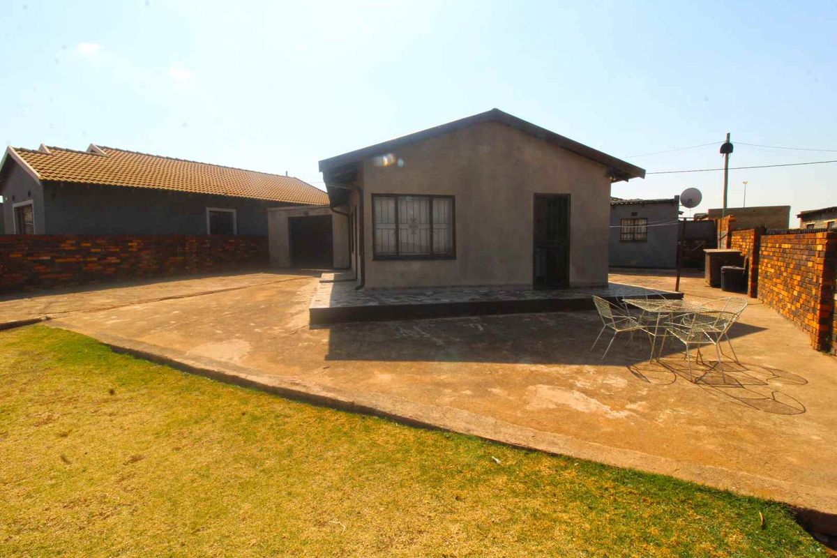 2 Bedroom House For Sale in Vosloorus - Photo 2