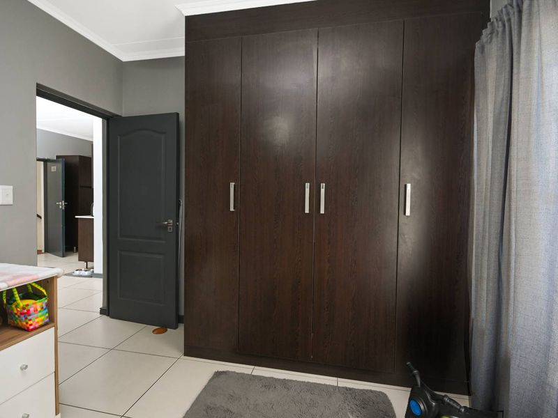 3 Bedroom, 2 bathroom unit in popular De Velde - Photo 5