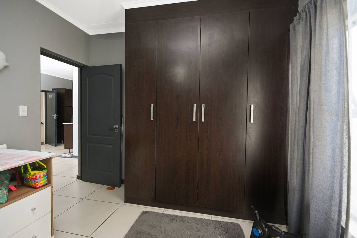 3 Bedroom, 2 bathroom unit in popular De Velde - Photo 5