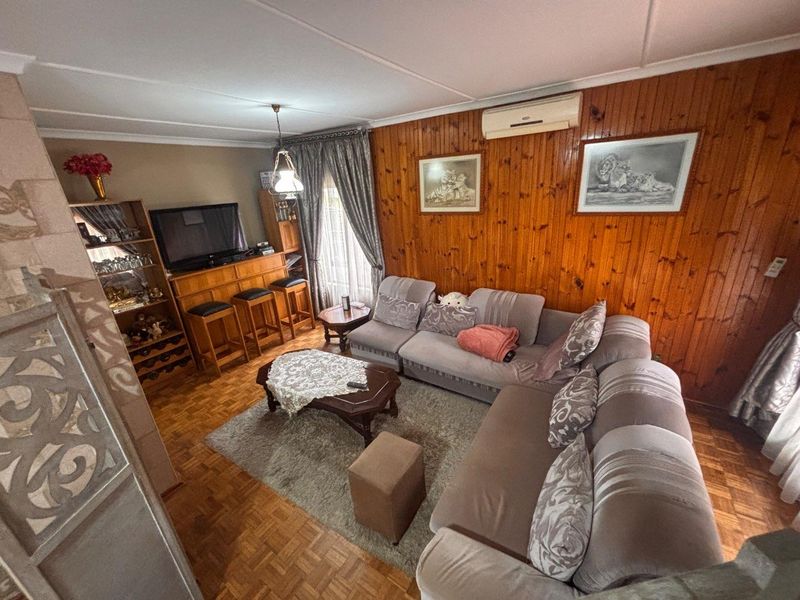 Spacious Family Living with Endless Potential in Sarnia - Photo 7
