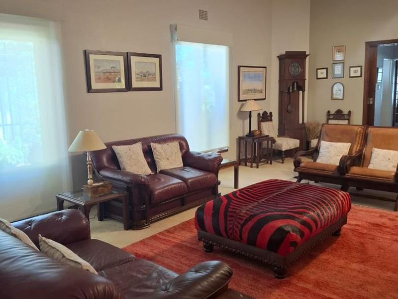 Spacious 5-Bed Residence with Consulting Rooms in Klein Windhoek - Photo 10