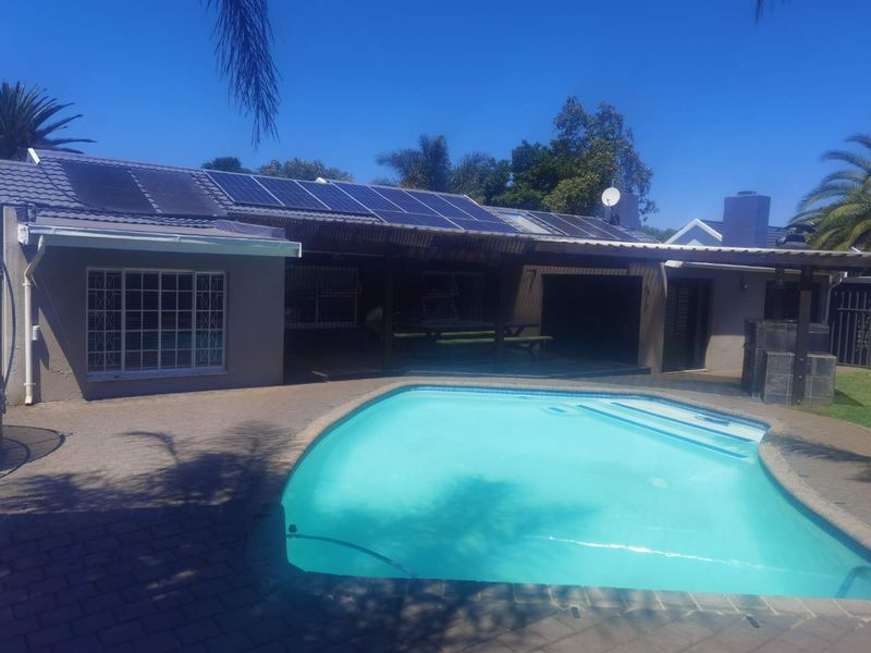 Elegance in an enclosed are in van Riebeeck park - Photo 4