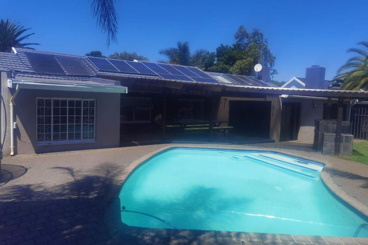 Elegance in an enclosed are in van Riebeeck park - Photo 4