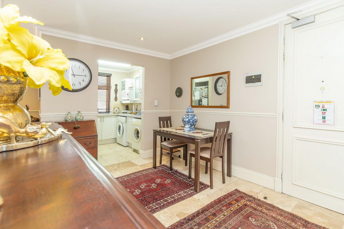 Stylish first floor apartment with expansive patio - Photo 4