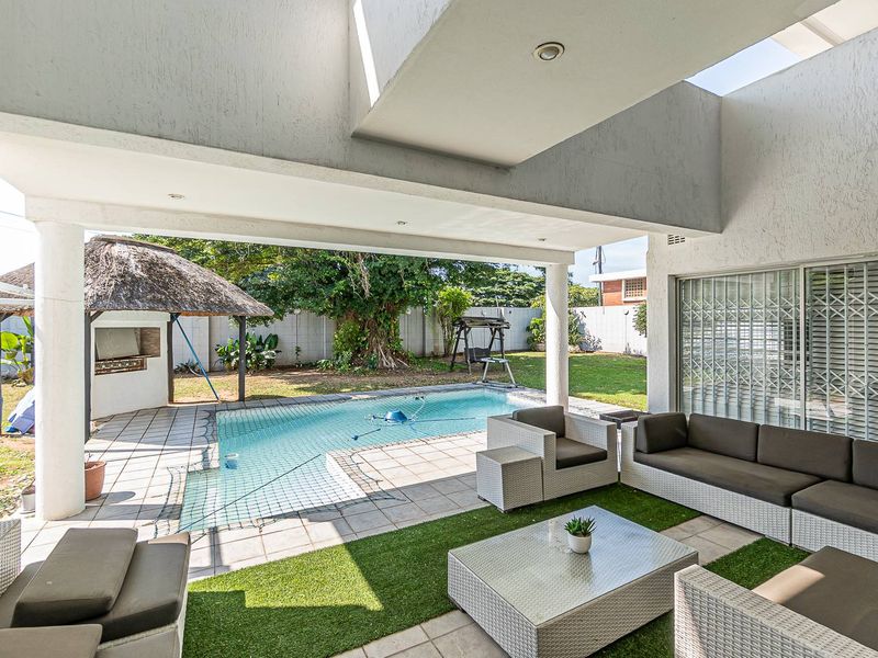 Modern home in prestigious area - Photo 5