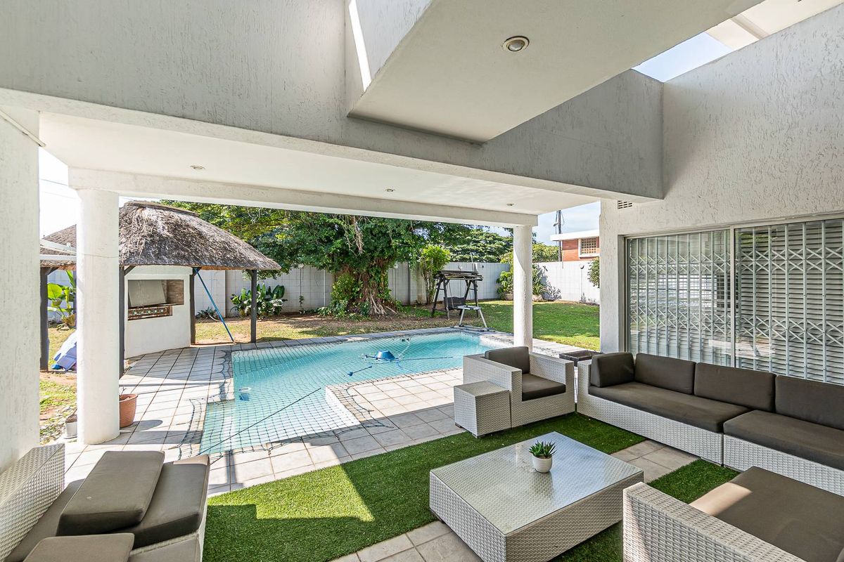 Modern home in prestigious area - Photo 5