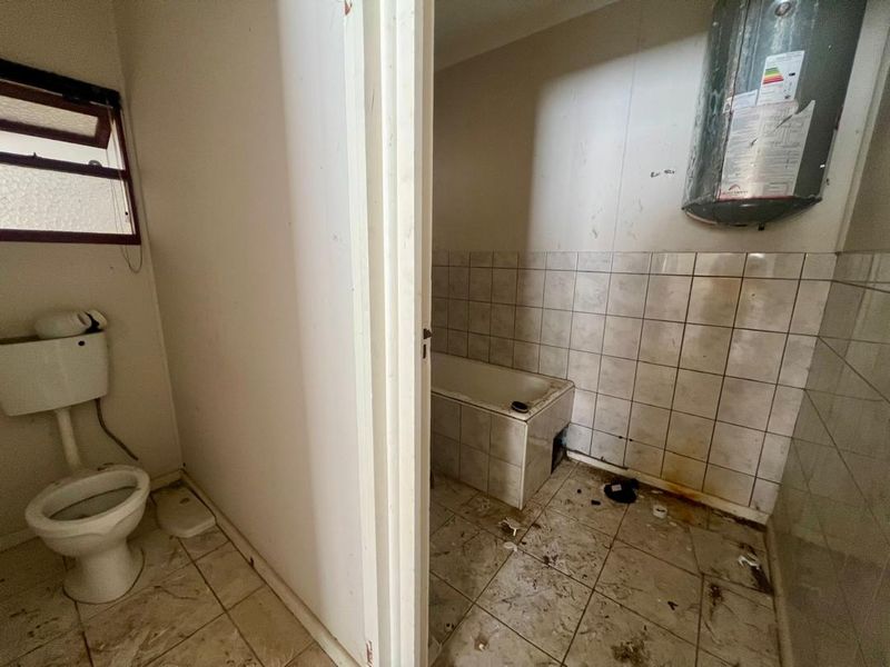 FOR SALE: 4 BEDROOMS AND 1 FLATLET FOR SALE IN VINETA SWAKOPMUND, NAMIBIA - Photo 7