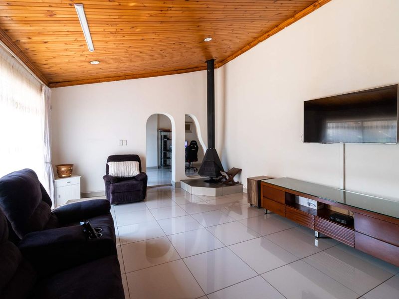 Beautiful 3-Bedroom Home with a Flatlet - Photo 4