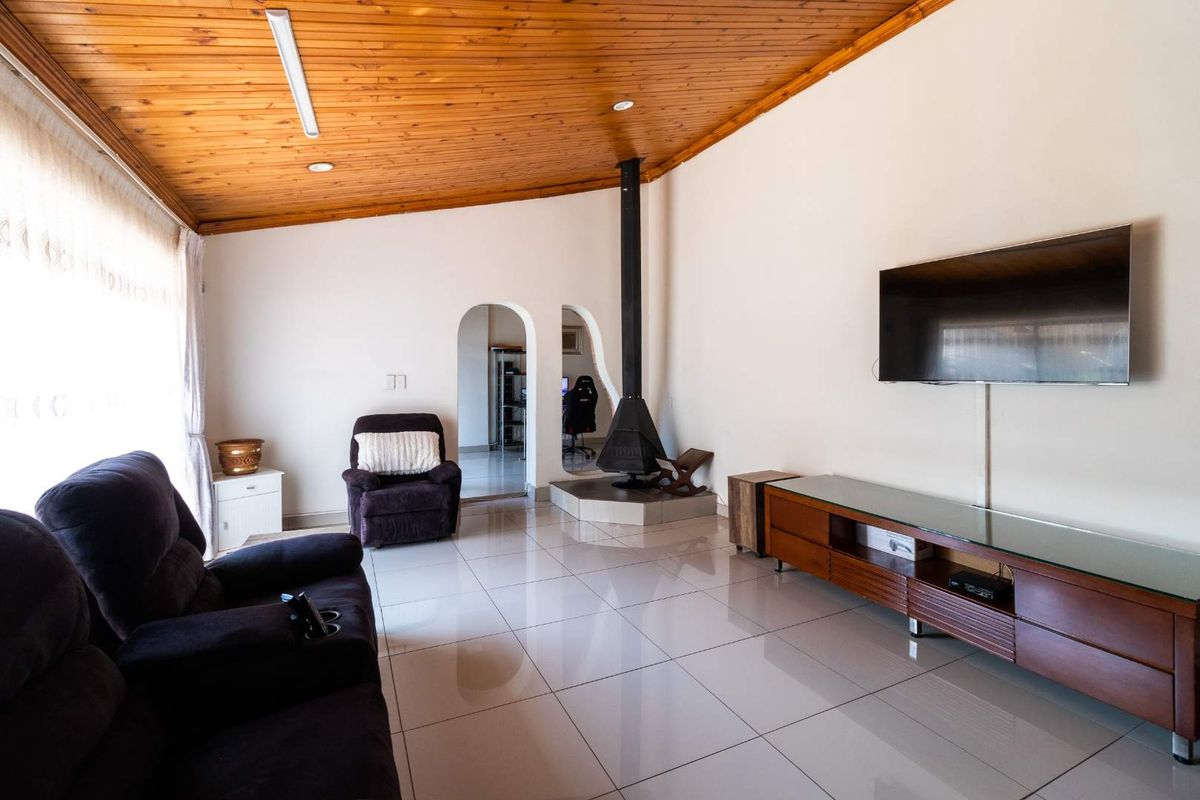Beautiful 3-Bedroom Home with a Flatlet - Photo 4