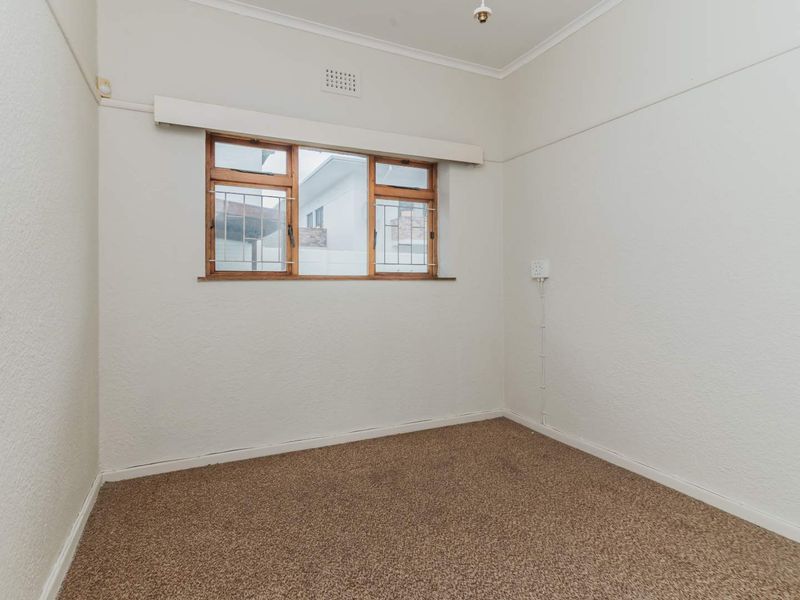 Large 3 bedroomed home on a large 516m2 corner plot, well located in Fish Hoek. - Photo 6