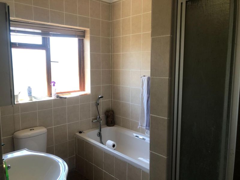 Charming Bot River Home: Country Living - Photo 10