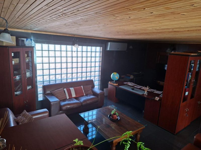 Big Modern 5 Bedroom Family home with a indoor swimming Pool - Photo 3