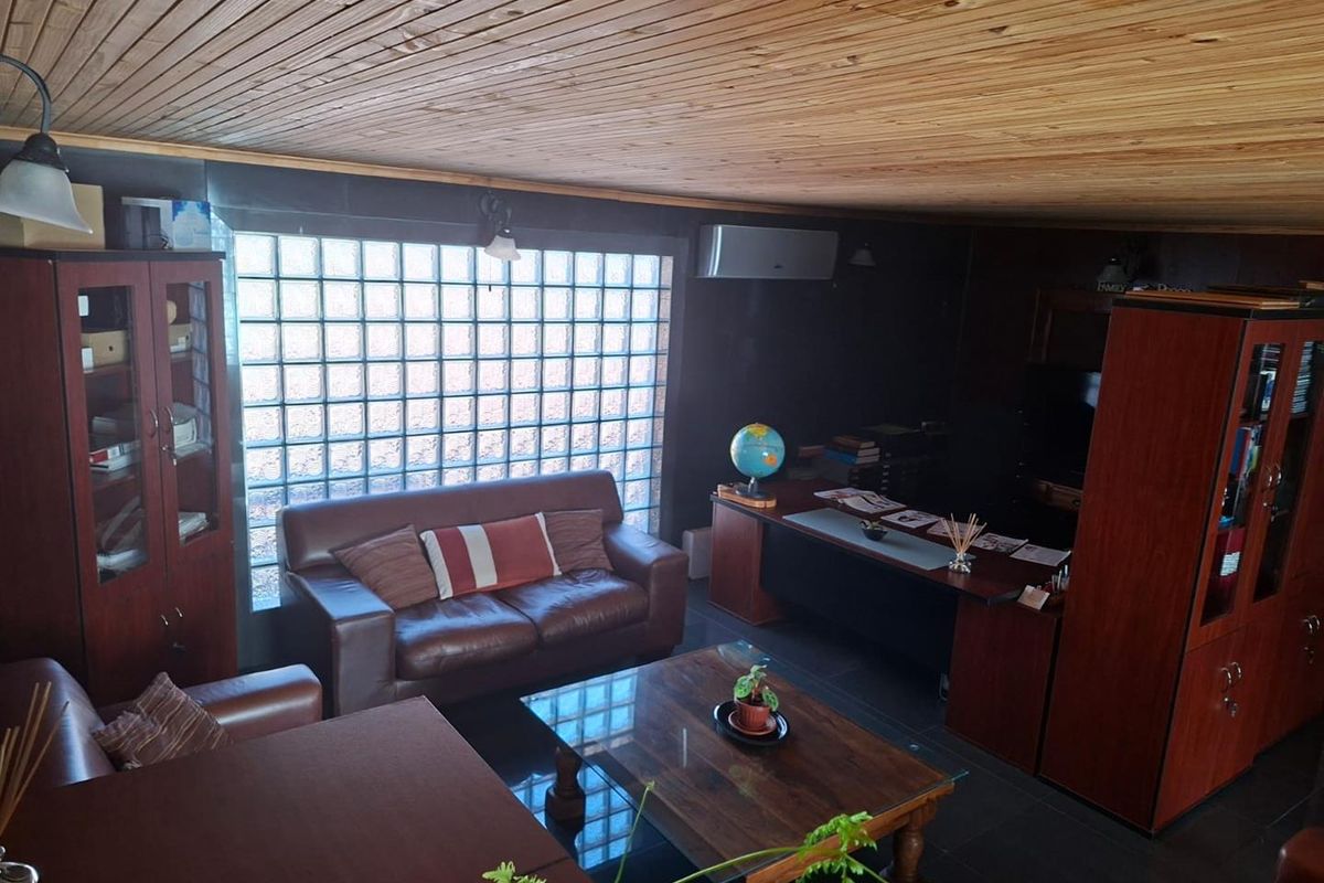 Big Modern 5 Bedroom Family home with a indoor swimming Pool - Photo 3