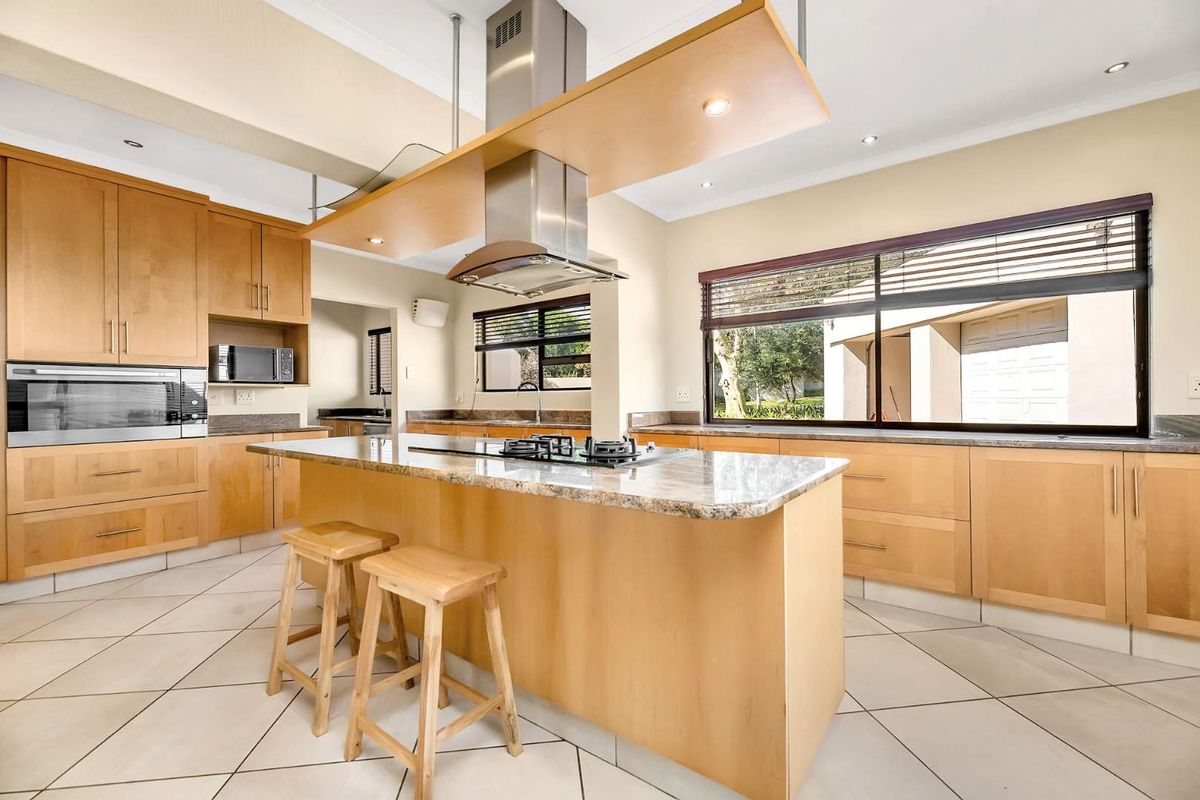 6 BEDROOM HOME FOR SALE IN FOURWAYS GARDENS - Photo 4