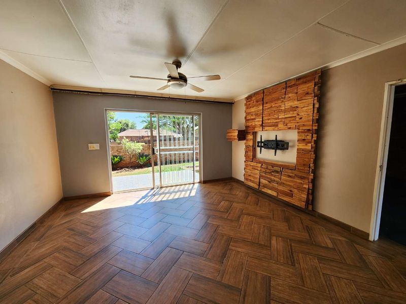Immaculate simplex unit with own private garden - Photo 3