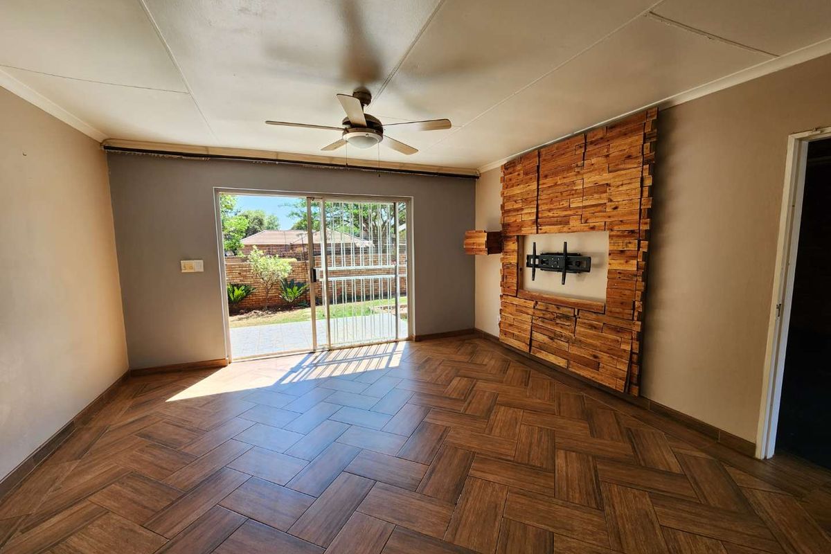 Immaculate simplex unit with own private garden - Photo 3
