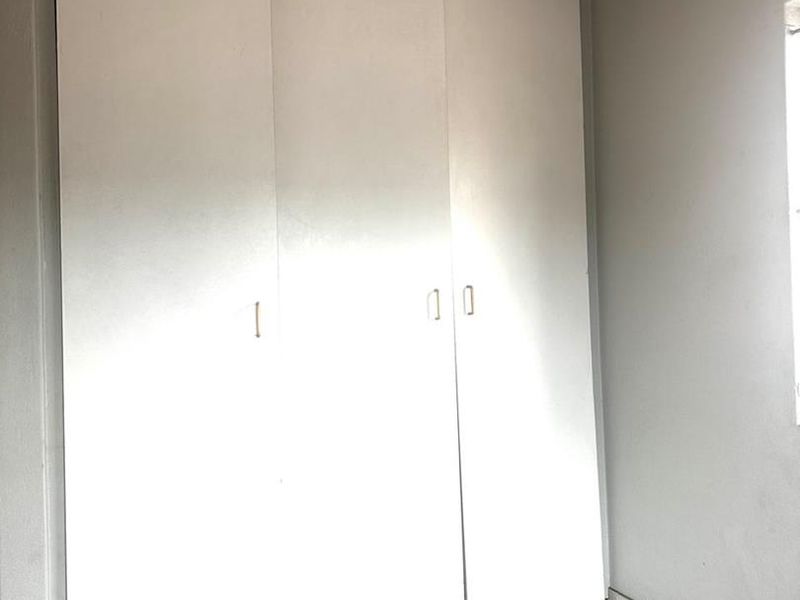 Step into comfort and convenience with this beautifully maintained 3-bedroom flat, perfectly designed for modern living. - Photo 9