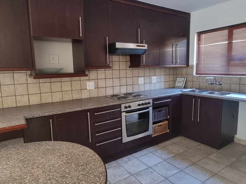 🏡 Beautiful Townhouse for Sale – Windhoek Country Club Golf Estate - Photo 8