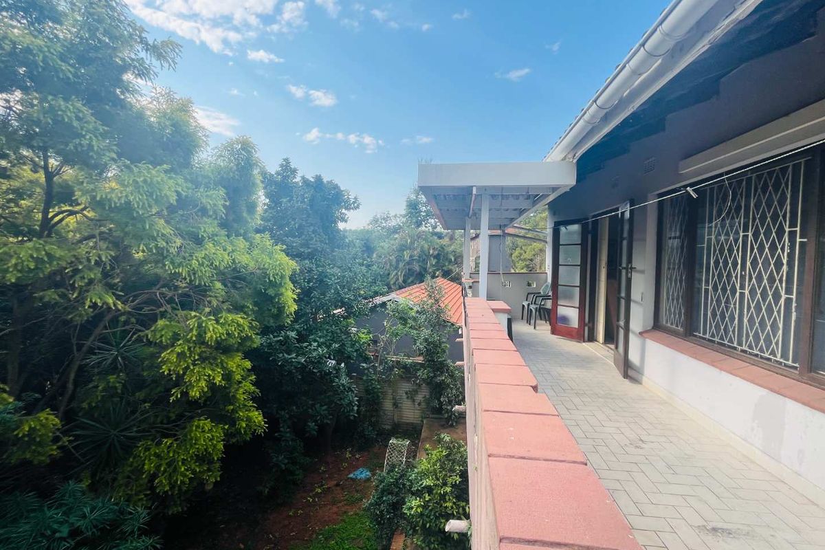 Hendra - Family home on large plot in Parkhill - Photo 2