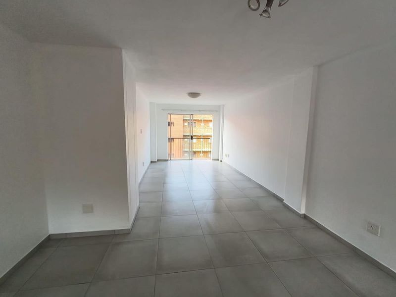 Centrally located modern apartment with designated parking - Photo 3