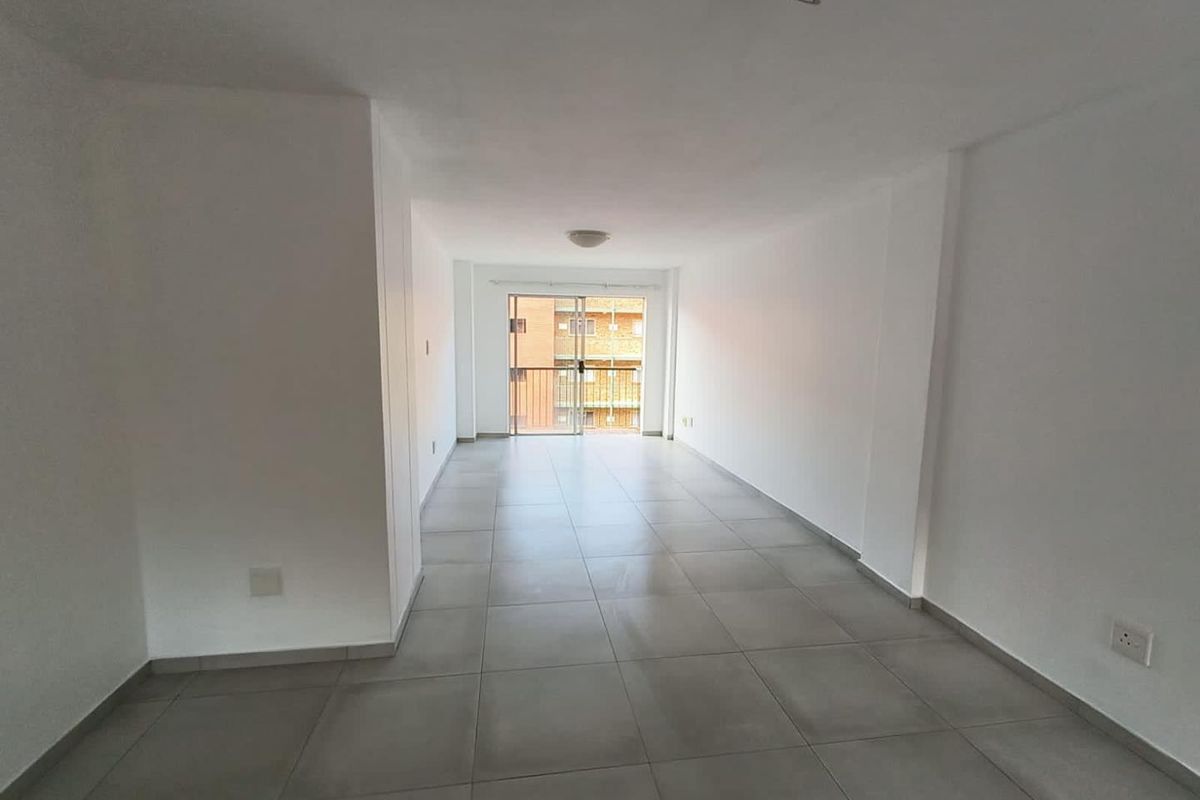 Centrally located modern apartment with designated parking - Photo 3