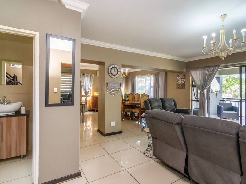 Beautiful family home awaits you - Photo 6