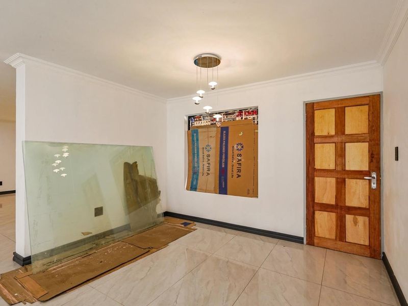 Newly Renovated 6-Bedroom Single-Storey Home with Flatlet – Turnkey Perfection - Photo 5