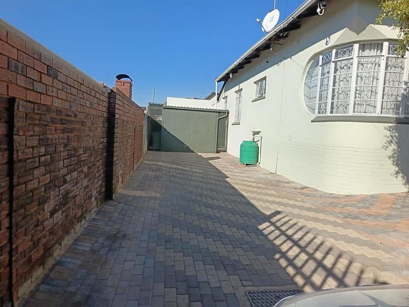 Stunning Family Home with Flexible Living Options - Photo 3