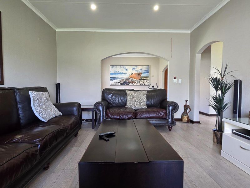 4 bedroom house for Sale in Brackendowns - Photo 7