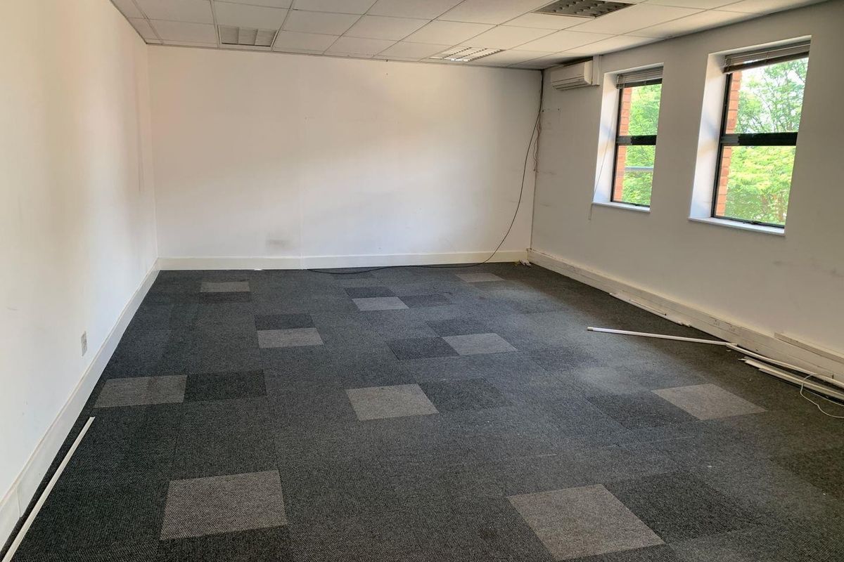 90m2  Paulshof Office To Let - Photo 2