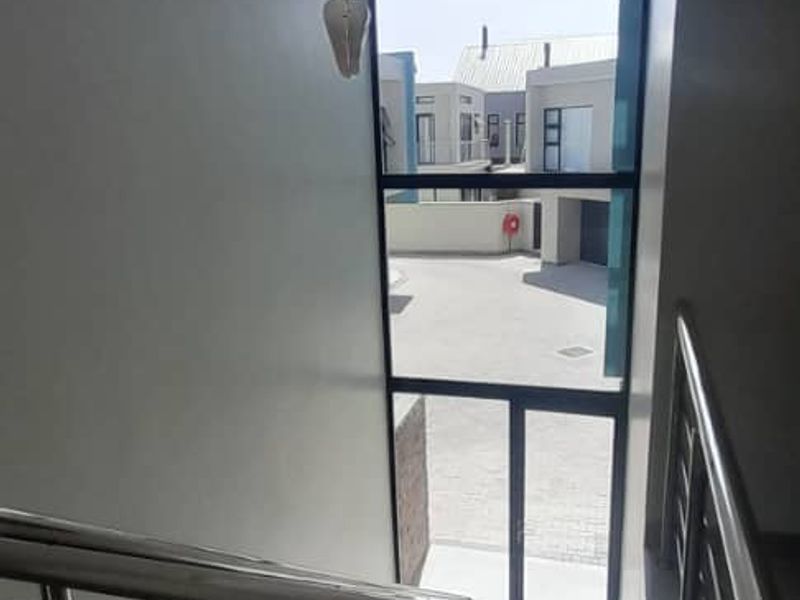 SUPERB DOUBLE STOREY TOWNHOUSE IN KRAMERSDORP - Photo 9