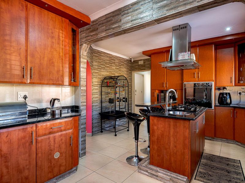 Spacious 4-Bedroom Home with Modern Comforts & Serene Green Views - Photo 9