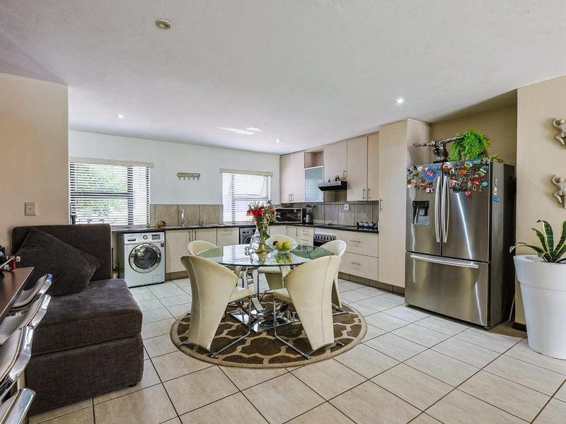 Elegant 2 Bedroom Home for Sale in Lombardy Estate - Photo 9