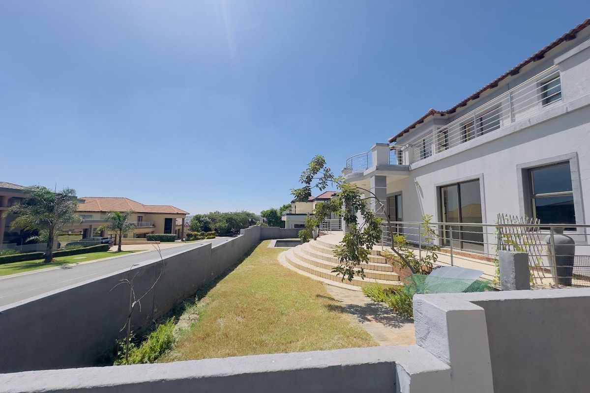 5 Bedroom House for Sale in Blue Valley Golf Estate - Photo 2