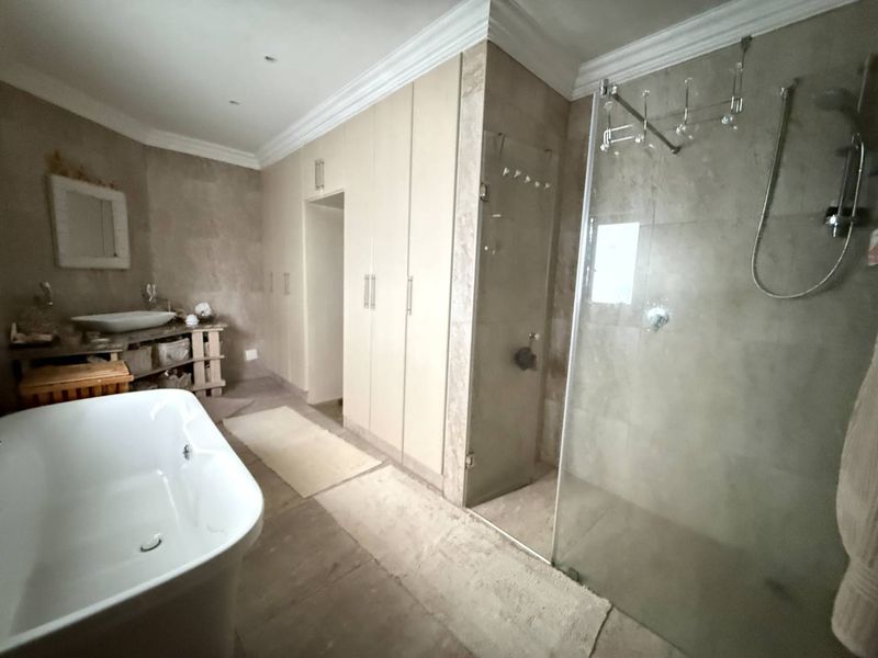 Massive 692m2 Property | 8 Bedrooms | Flatlet | Ideal Guesthouse or Multi-Family Investment - Photo 6