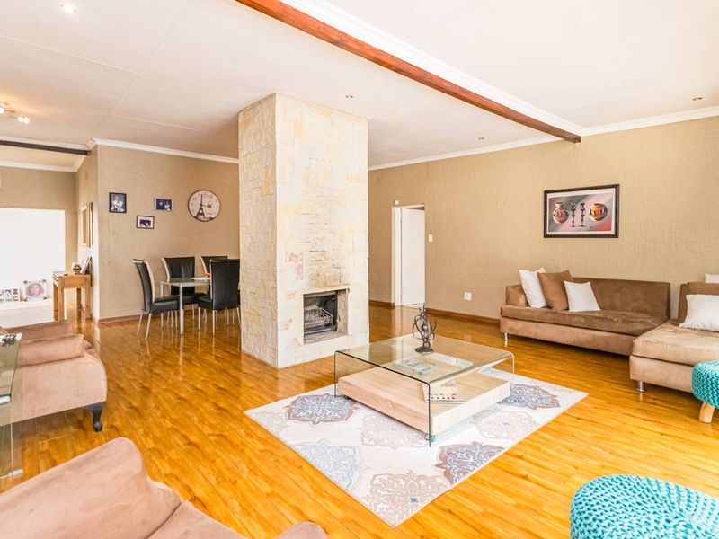 Exquisite Family Home in Sought-After Ontdekkerspark - Photo 3